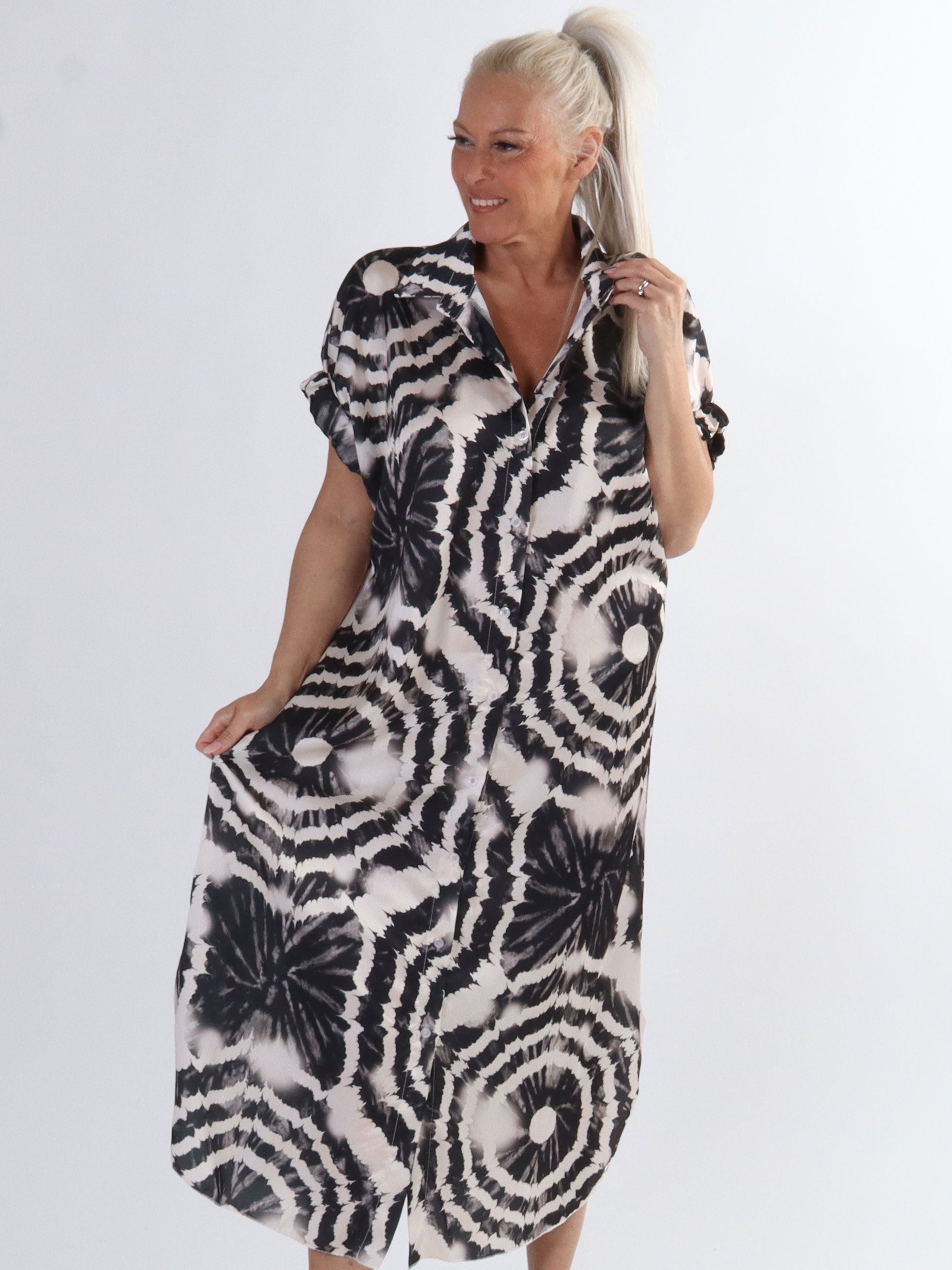 Erin - Skjortekjole i plus size med knapper og batikmønster